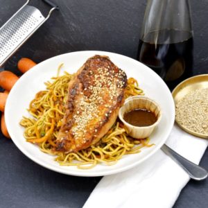 SavouréO vous propose : Poulet caramélisé à la sauce soja, nouilles sautées aux légumes – 100% Bio