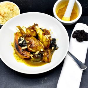SavouréO vous propose : Tajine de poulet, coing, pruneaux, semoule légère – 100% Bio